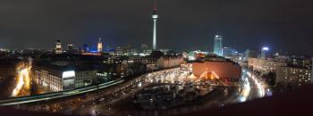 Berlín. Desde cerca de Alexanderplatz, con la torre de la televisión en el centro