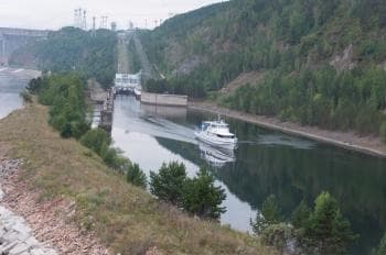 Un barco baja del ascensor. A diferencia de los sistemas tradicionales de esclusas, en la presa de Krasnoyarsk hay un ascensor hidráulico que va con barco y todo.