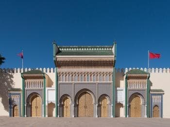 Palacio real de Fez. Me sorprende de esta foto que las banderas van cada una por su lado. No es un montaje.