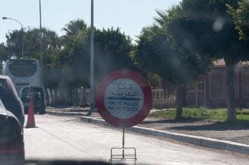 Halto Policía. Hay muchos por Marruecos, en árabe, francés y esto, que se parece al español. Debería ser "Alto, policía", sin hache.