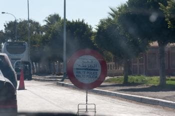 Halto Policía. Hay muchos por Marruecos, en árabe, francés y esto, que se parece al español. Debería ser &quot;Alto, policía&quot;, sin hache.